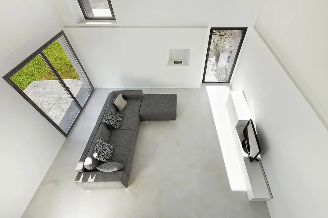 Microcement in a minimalist style living room with white and gray tones