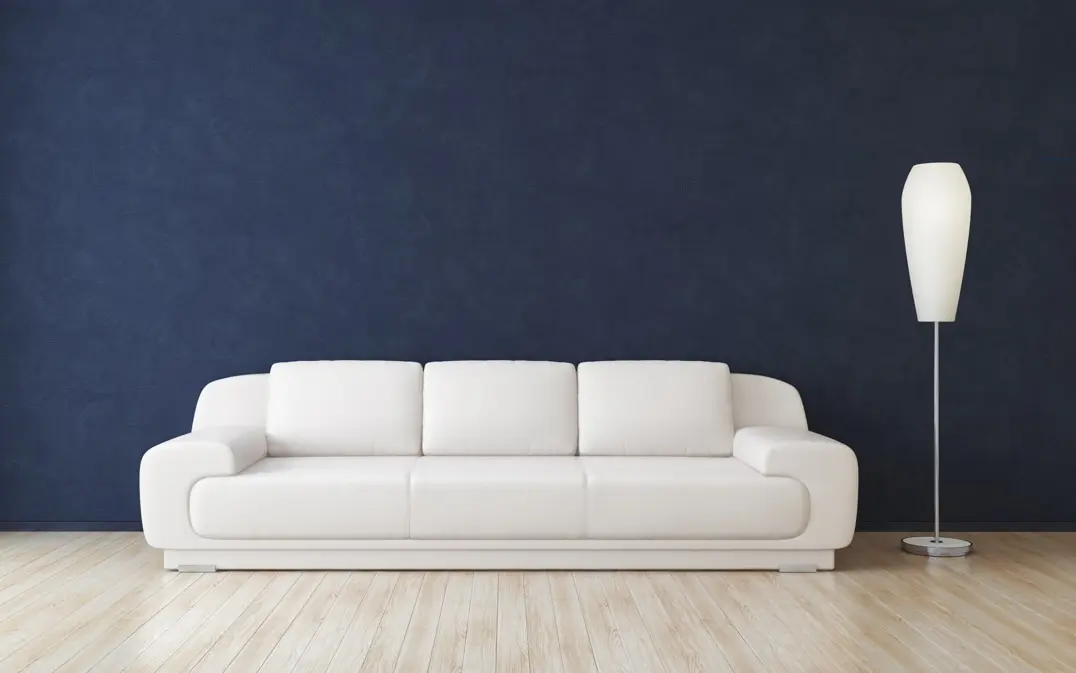 Sala de estar con pared de microcemento color azul