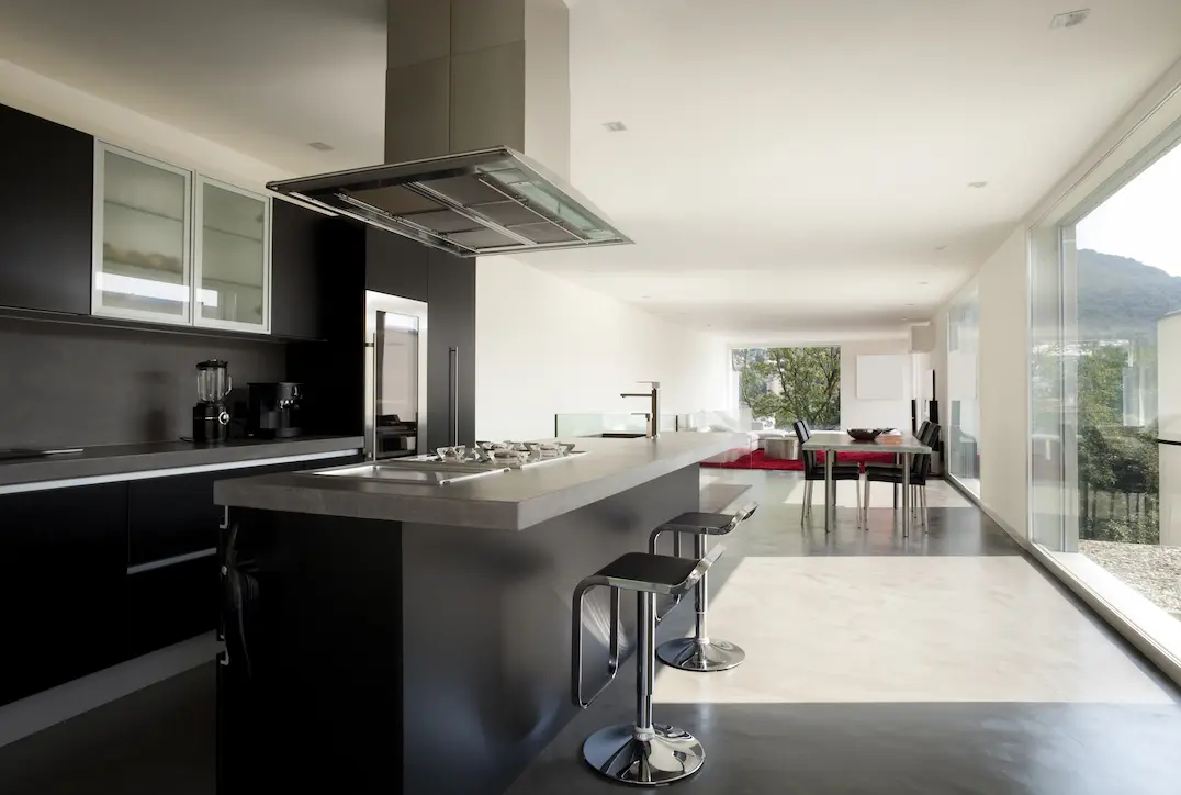 Combinación retro de negro y gris en cocina de microcemento en Sitges