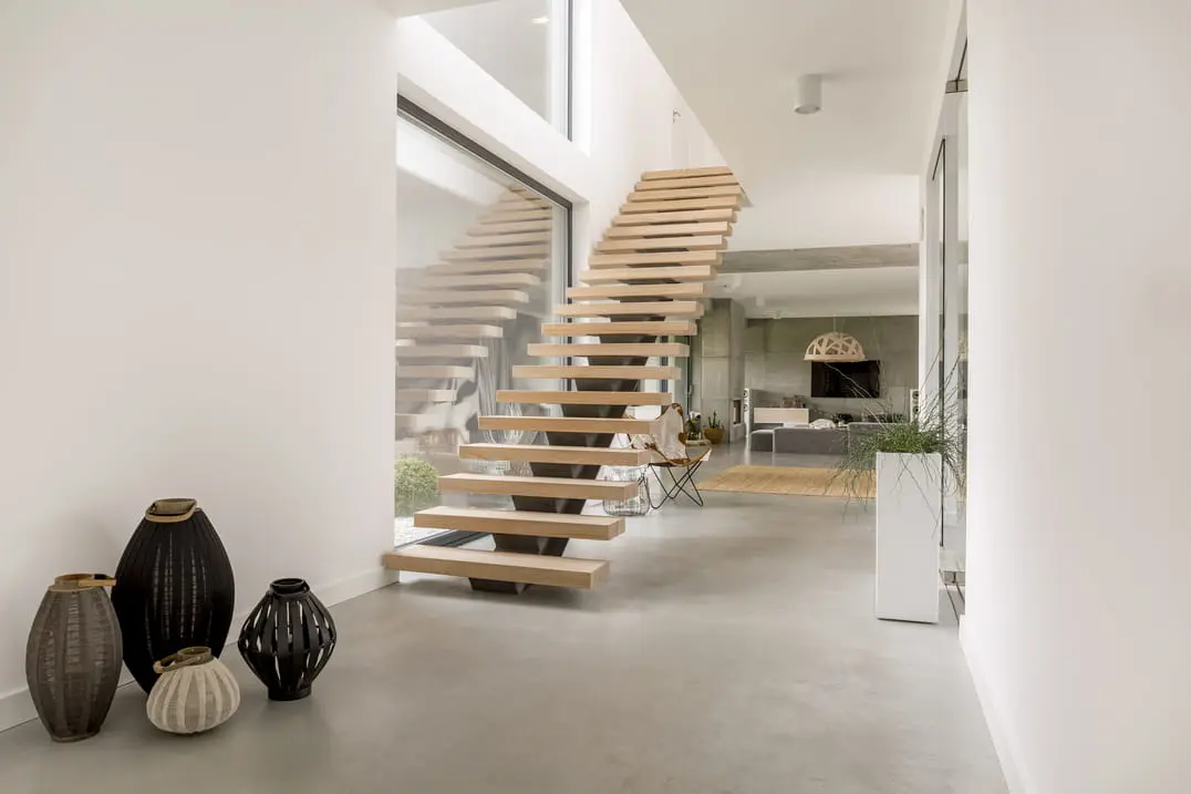 Escalera de madera en vivienda con suelo de microcemento