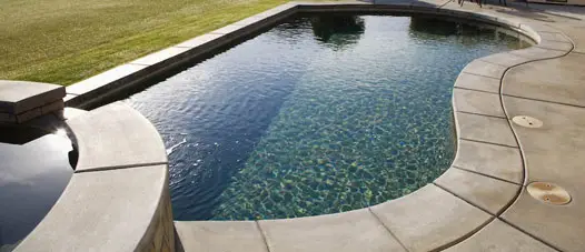 Calcestruzzo stampato colore grigio in piscina