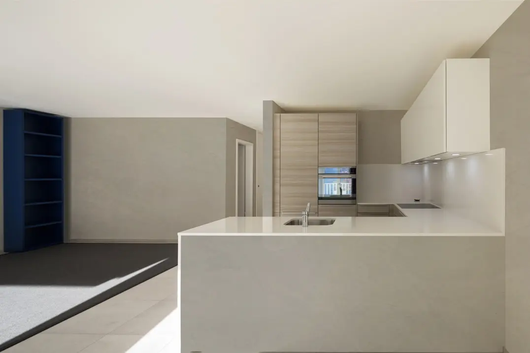 Cozinha minimalista com microcimento nas paredes